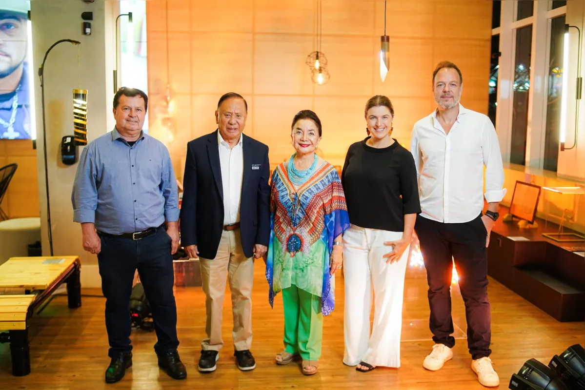 Aparecido Siqueira, presidente do Instituto A.Yoshii, com o casal Atsushi e Kimiko Yoshii, fundadores do Instituto, a vice-presidente Maria Fernanda Beneli Vicente e o arquiteto Fabricio Roncca