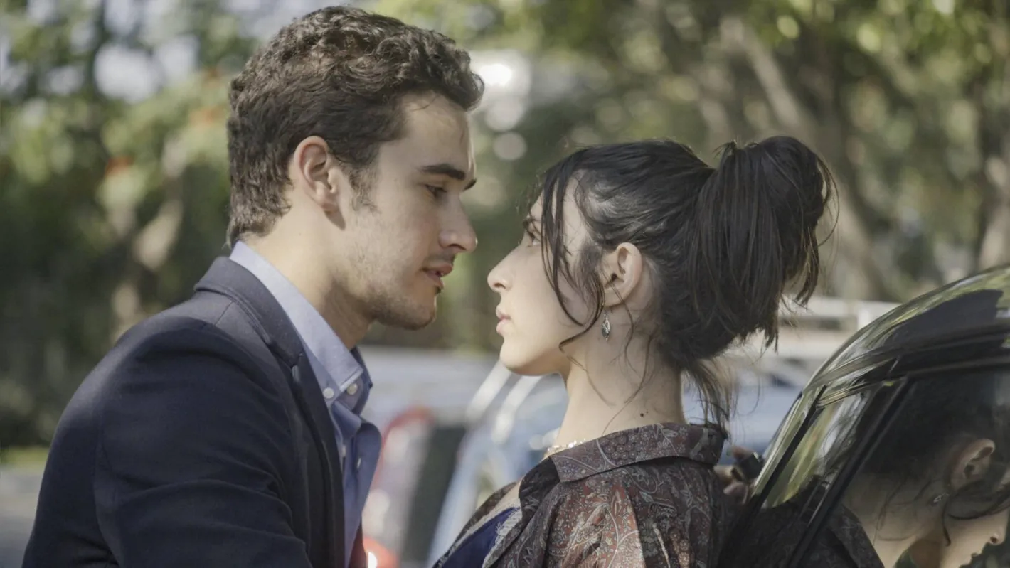 Giovanni (Filipe Bragança) e Ísis (Rayssa Bratillieri) ficam cada vez mais próximos.