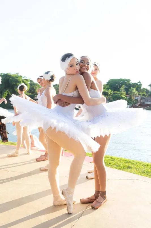Maria Eduarda Santos com amiga e companheira de dança Catarina Guizilini: diversidade e empatia na vida e na arte