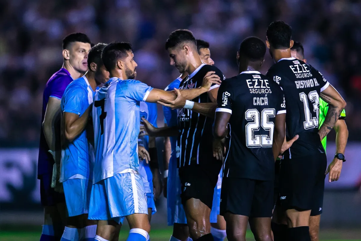 O tempo fechou após falta de Fagner no atacante Iago Teles e ambos foram expulsos