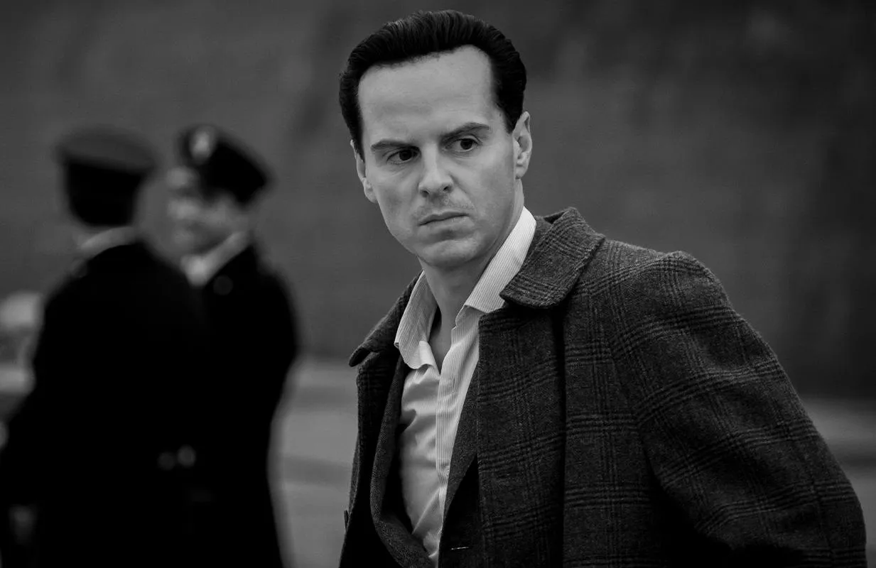 No filme em preto-e-branco, o fotógrafo Robert Elswit, que já ganhou um Oscar, conquista o espectador e remete a grandes mestres do cinema italiano