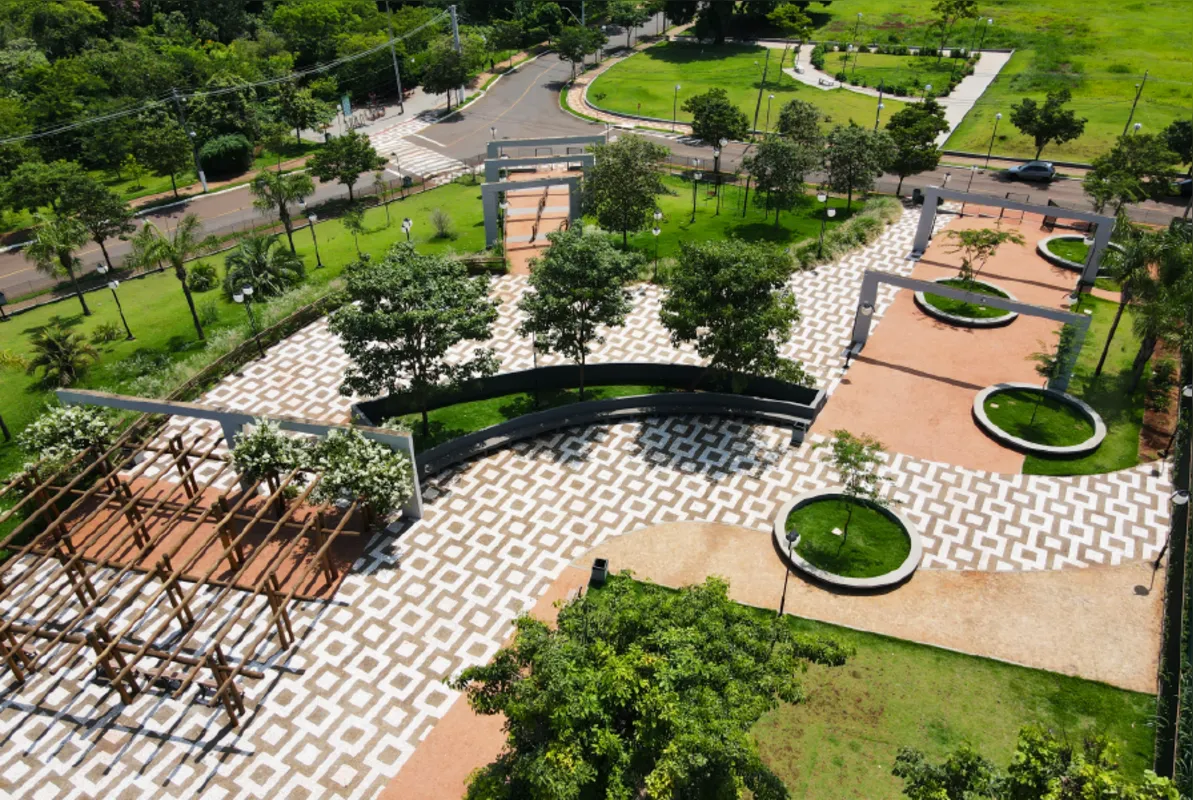 O lote onde está localizado o Parque Linear se relaciona diretamente com a praça Marco dos Pioneiros e a reserva do lago Igapó