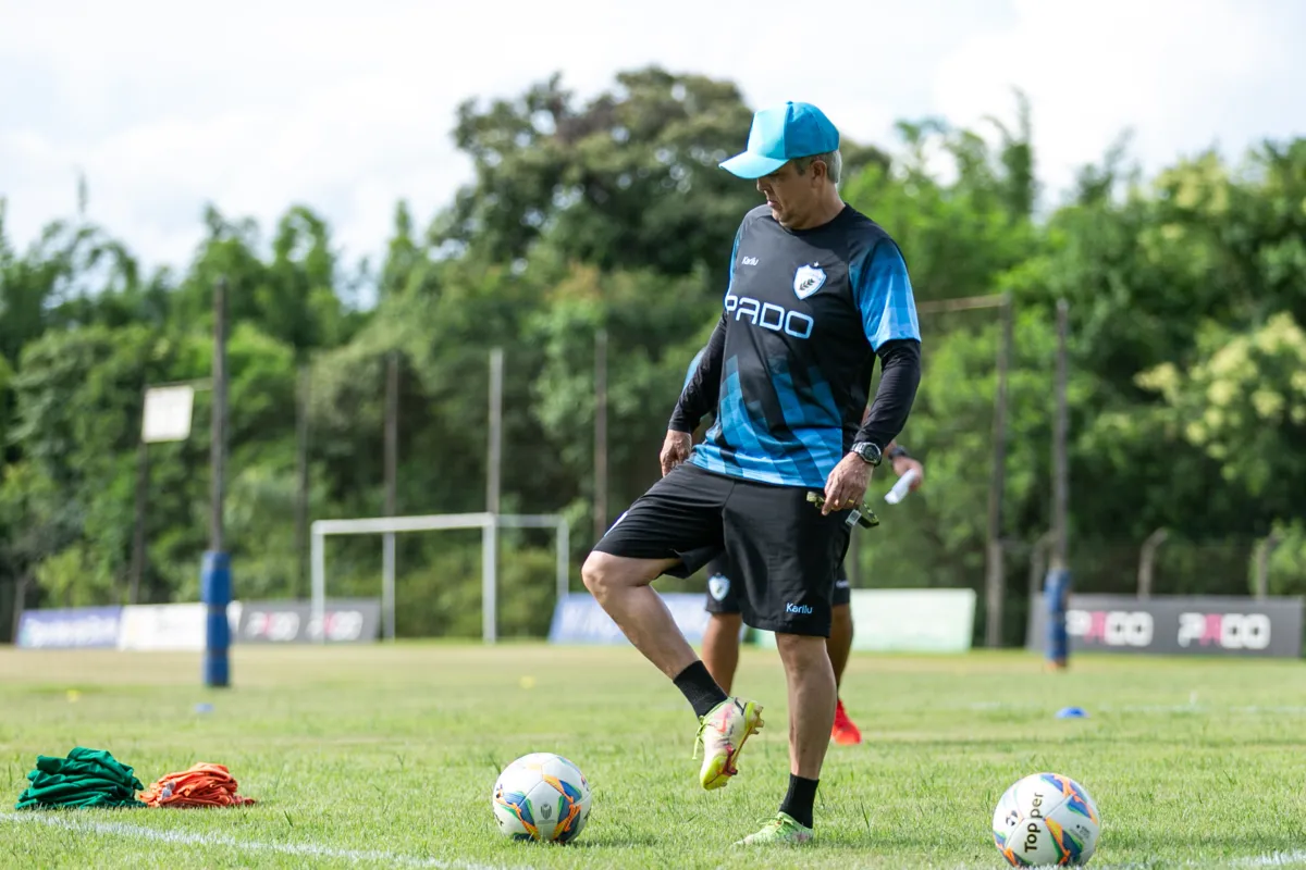 Técnico Emerson Ávila poderá testar os novos reforços do Londrina no amistoso desta quarta-feira contra o Corinthians