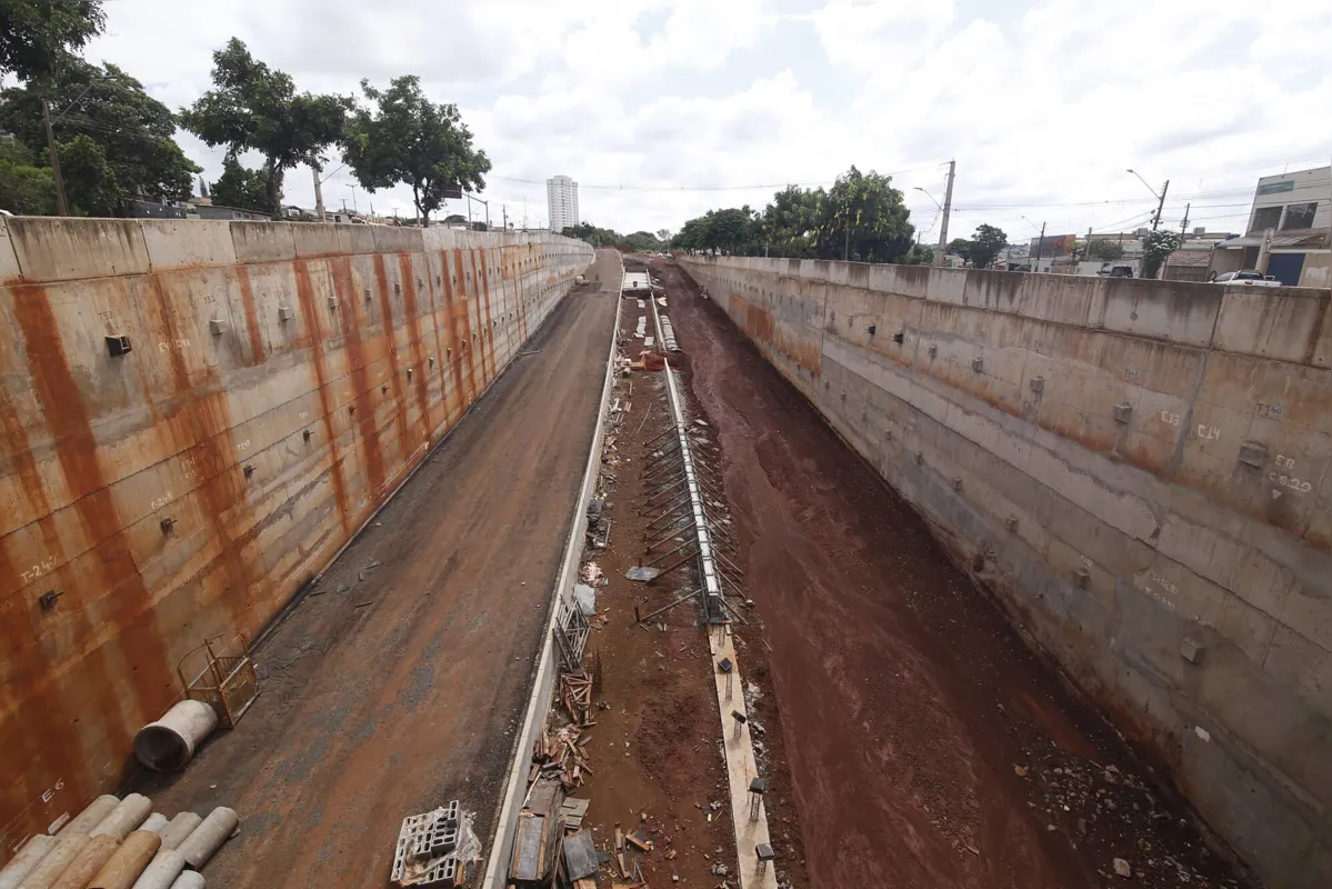 Imagem ilustrativa da imagem Empresa da trincheira na Leste-Oeste é multada em quase R$ 1 milhão