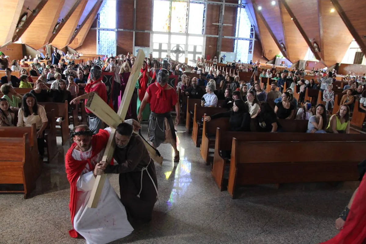Sexta-Feira Santa atraiu centenas de pessoas à Catedral Metropolitana de Londrina