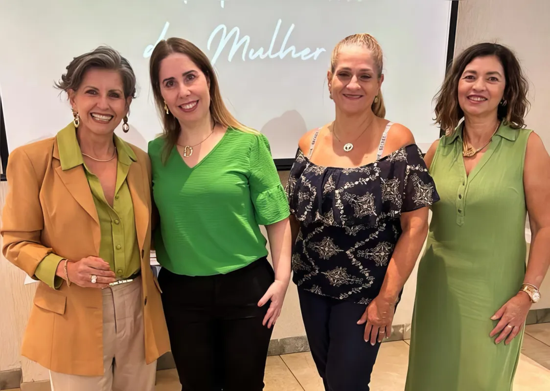 A consultora de imagem Ângela Castro com as diretoras do SESCAP-LDR: Viviane Roque Batista, Paola Guariso Crepaldi e Marisa Ribeiro Furlan