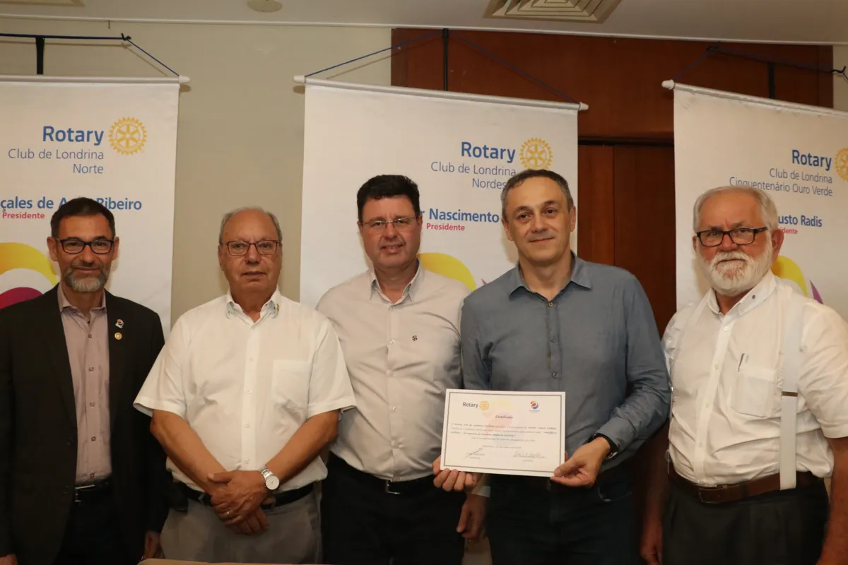 Jair Augusto Radis presidente do Rotary Club Cinquentenário – Ouro Verde, José Machado Botelho do Rotary Londrina Norte ( Governador 2009/2010). Cesar Nascimento, presidente do Rotary Londrina Nordeste, o palestrante Henry Carlo Cabral e Otário Scandelae,  do Rotary Club Londrina Sul (Governador 2004/2005).