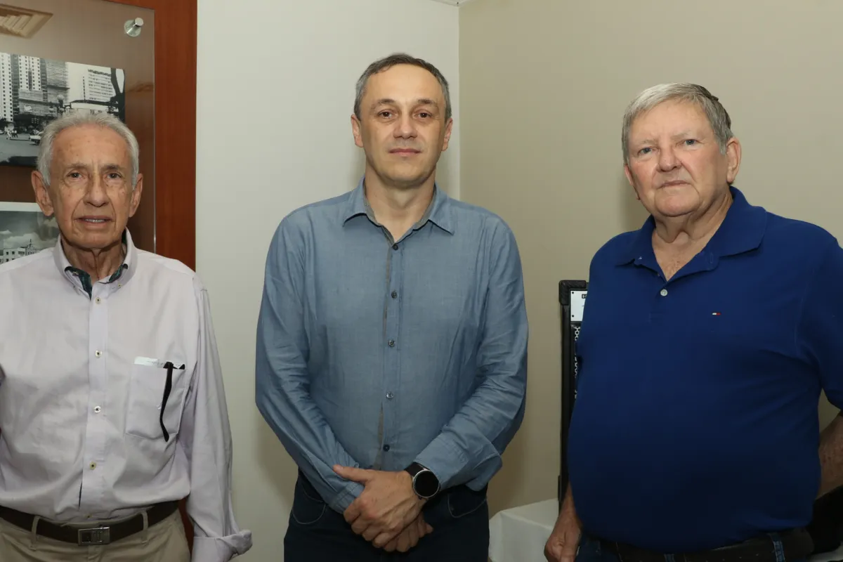 Nelson Rocha do Rotary Club Londrina Nordeste, o palestrante Henry Carlo Cabral e Daneu Rossoni do Rotary Club Londrina Norte
