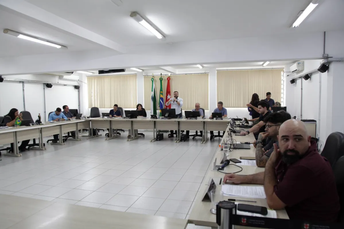 Os vereadores votam na sessão desta quinta-feira proposta de aumento de subsídio para R$ 15,6 mil para o próximo ano