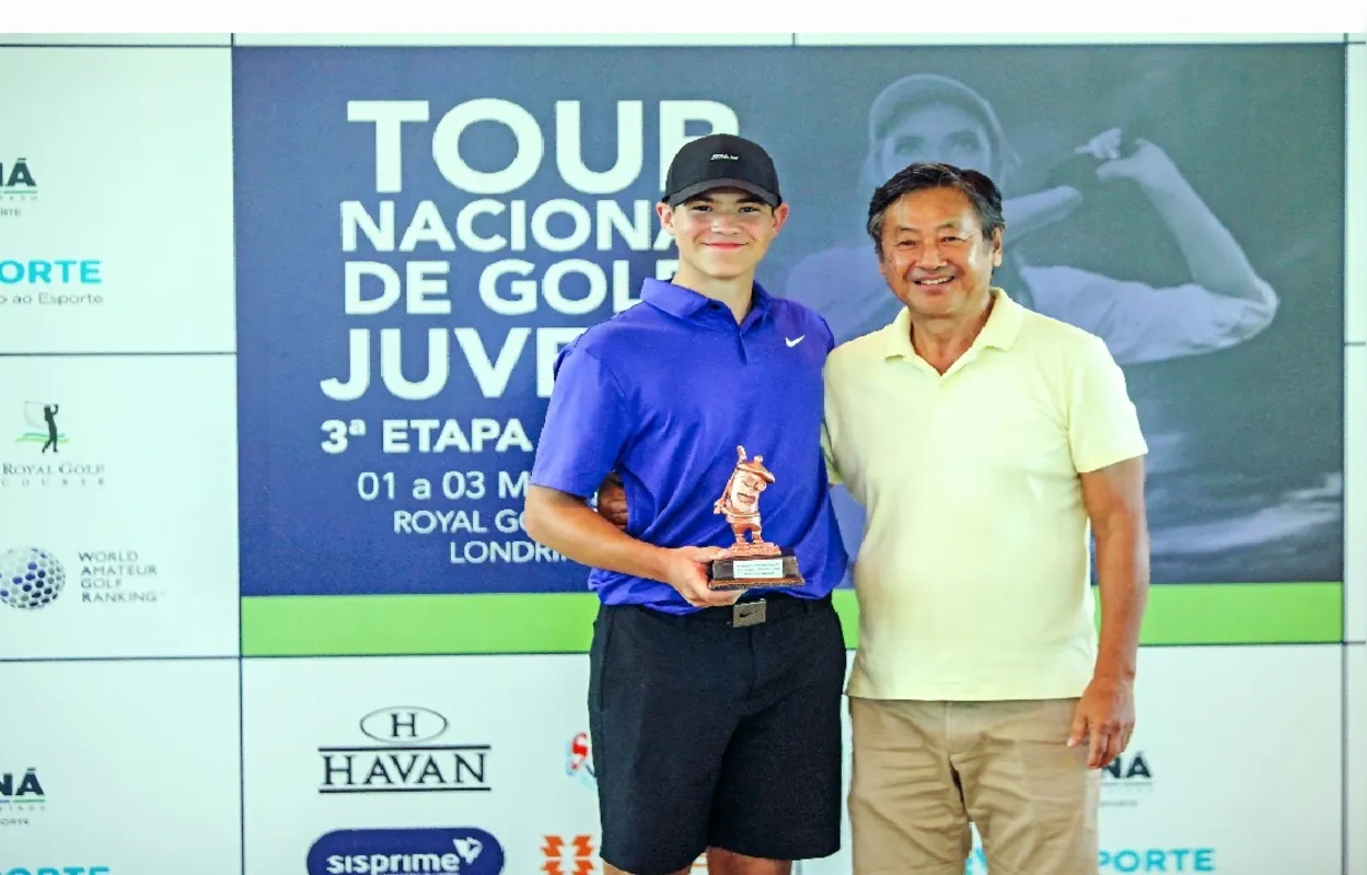 Pietro Milano recebendo premiação de Milton Ogawa
