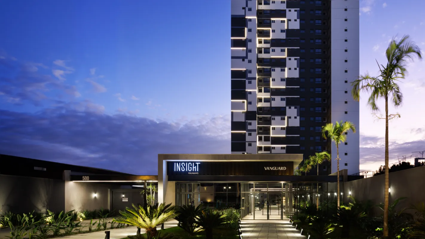 A torre iluminada de Insight Palhano soma à paisagem urbana da cidade de forma inovadora