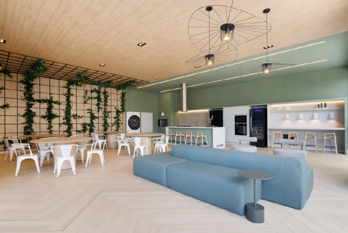 Ambientes envidraçados, com iluminação natural abundante