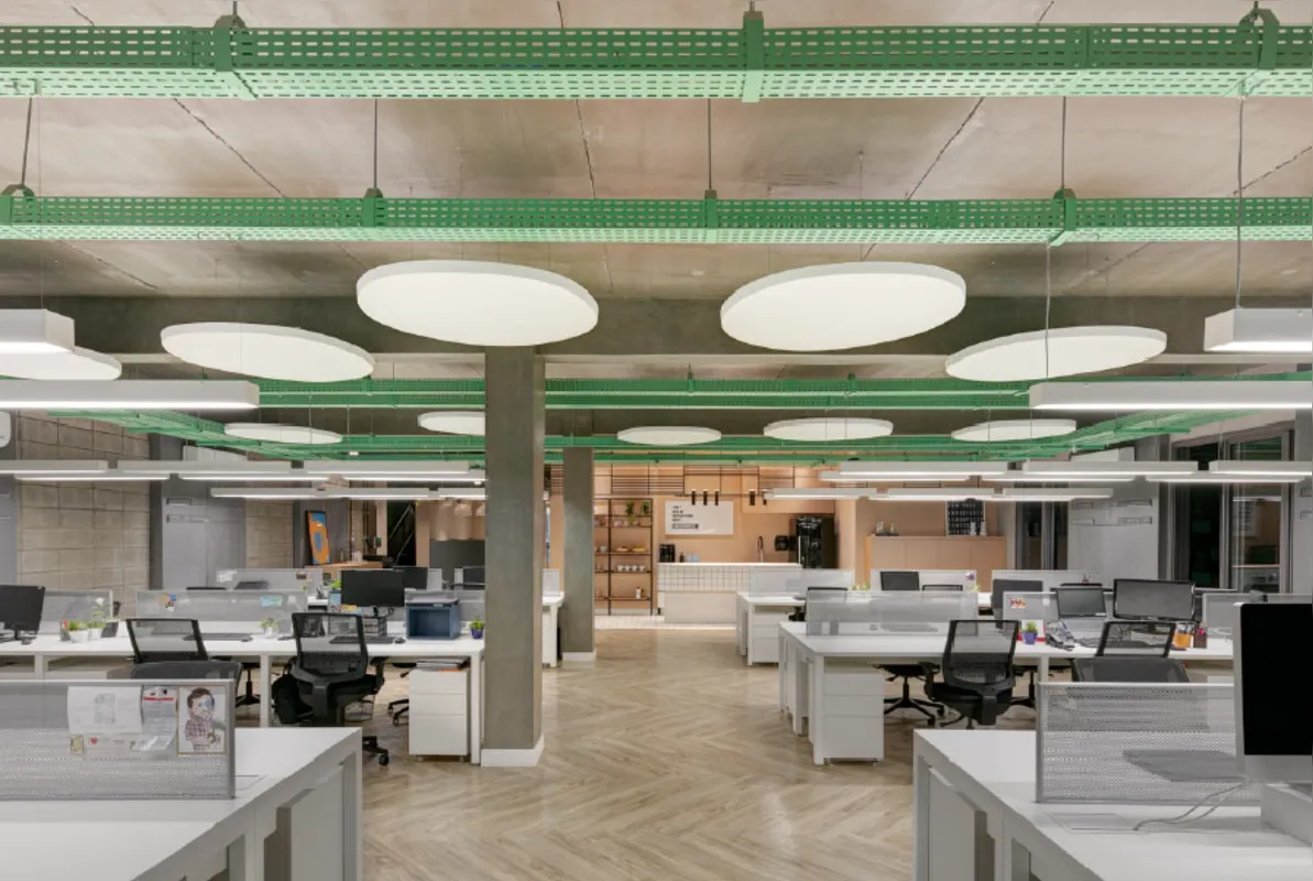 Os ambientes do setor administrativo – como as estações de trabalho e as salas de reuniões – são integrados à copa e aos espaços de convivência