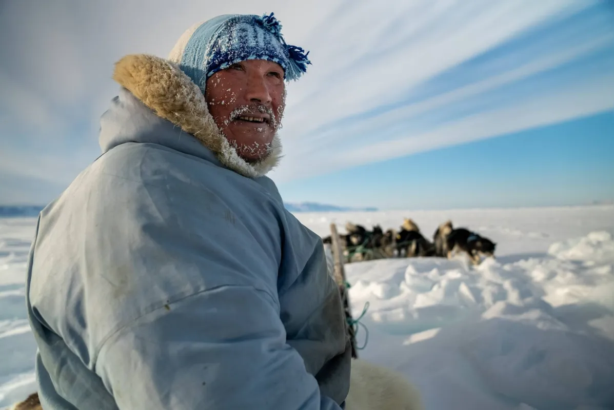 Caçador que acompanhou a equipe de reportagem durante a expedição na Groenlândia: crise climática é registrada na série documental que estreou nesta quinta-feira (4)
