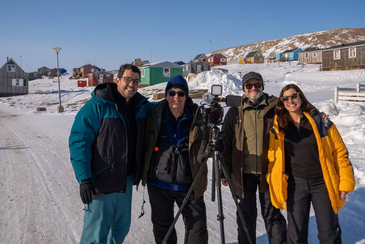 Henrique Picarelli (diretor e roteirista), Marco Antônio Gonçalves (cinegrafista), Ernesto Paglia e Ana Pessoa (produtora) na Groenlândia