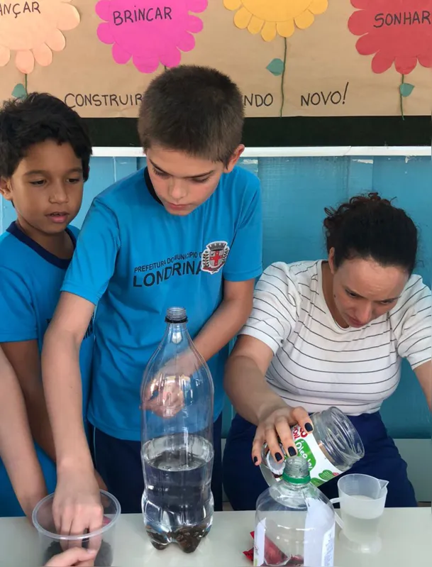 Na Escola Municipal Vila Brasil, em Londrina, alunos do 1º ao 5º ano estão produzindo um repelente natural contra o mosquito da dengue: atividade prática com produtos naturais
