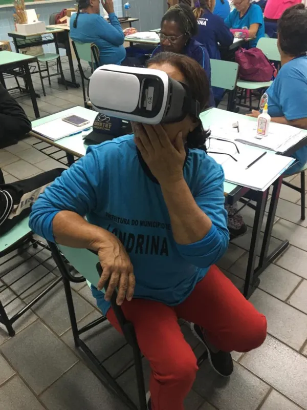 No curso de Educação para Jovens e Adultos - EJA, do Conjunto Habitacional Jamile Dequech, os alunos desenvolvem atividades sobre o corpo humano com o auxílio de óculos 3D