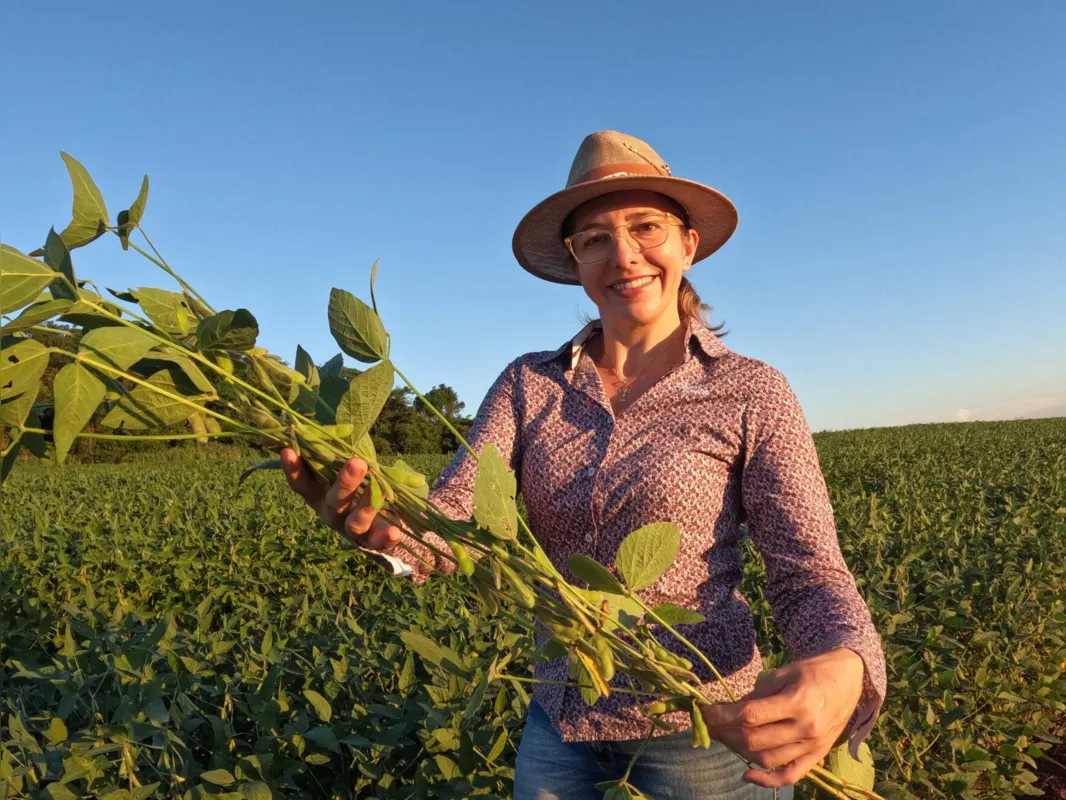 Para a agrônoma e produtora Lígia Maria Jung, a integração entre abelhas e soja é possível e benéfica