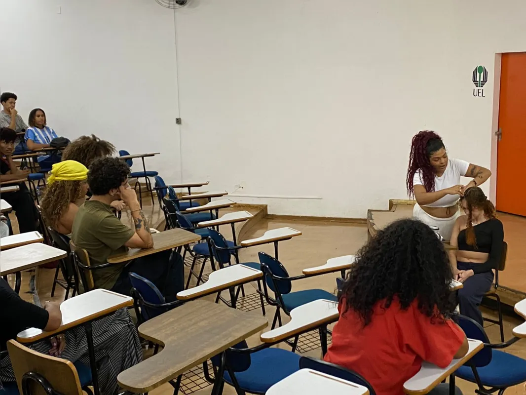 Oficina de tranças, coordenada por Dayo Cordeiro, também integrou a recepção de volta às aulas do curso de Ciências Sociais da UEL