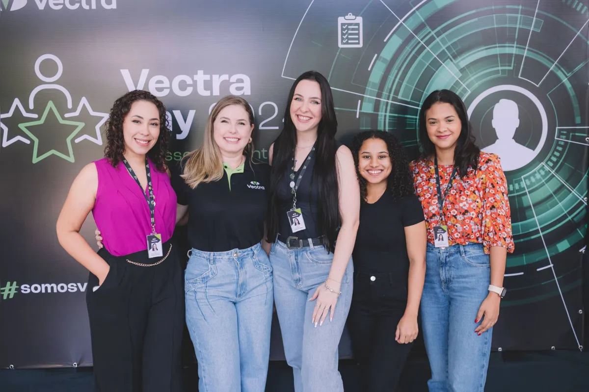 Equipe de Sucesso do Cliente da Vectra. Na foto, Elisa, Mônica, Victoria, Stefani e Adrian