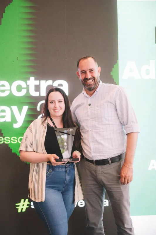 Bianca Vaz Rocha, assistente de assistência técnica, e Anderson Belmaia, supervisor de assistência técnica da Vectra