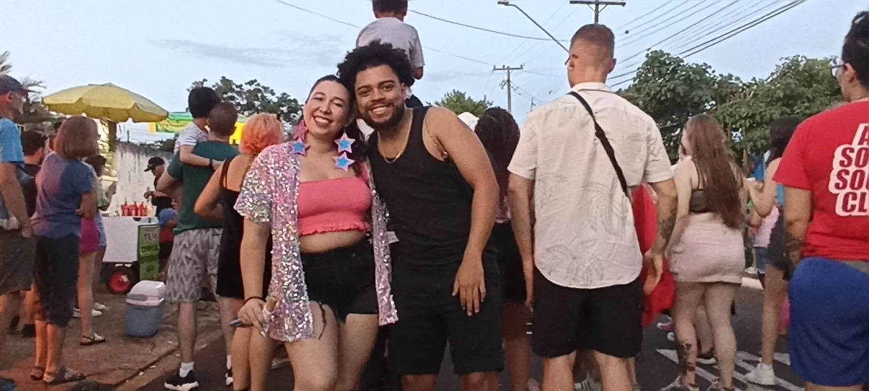 Alana Komatsu, com figurino de destaque, e Felipe Rodrigues: jovens da região central se deslocaram até a zona oeste para ver o Carnaval