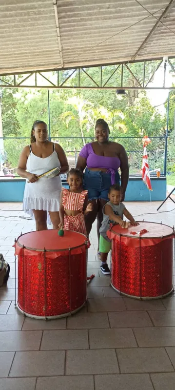 Carol Alves e Suelen no ensaio da escola de samba