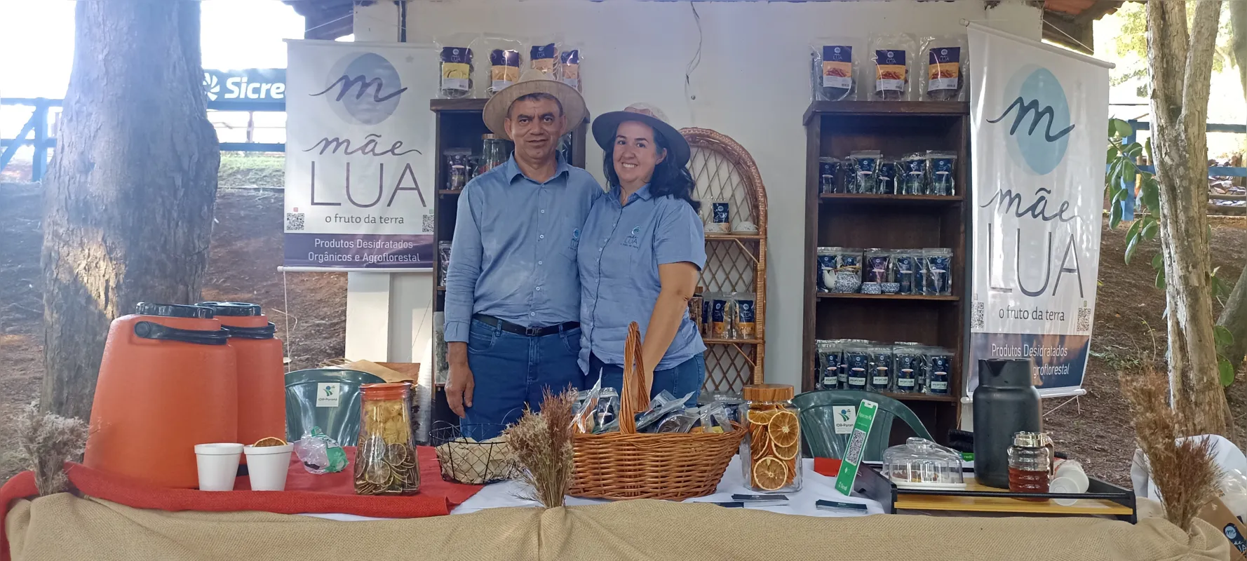 Jaci e o marido Carlos Oliveira, da Mãe Lua: frutas desidratadas para venda e degustação