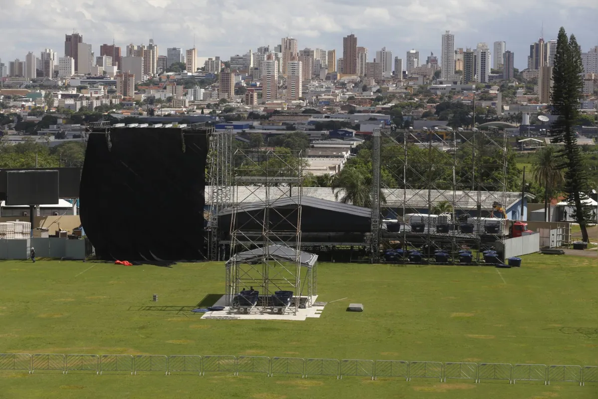Trabalhadores finalizavam nesta quinta-feira a montagem do palco no estádio do Café