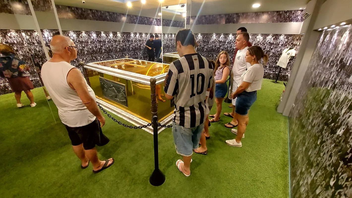 SANTOS, SP, 02.11.2023: FINADOS-PELÃ‰-MEMORIAL - No primeiro feriado de Finados, o mausolÃ©u do jogador Ã‰dson Arantes do Nascimebto, o PelÃ©, recebeu muitos visitantes durante toda a manhÃ£ desta quinta-feira (2), no cemitÃ©rio Vertical, no bairro do MarapÃ©, em Santos, no litoral paulista. (Foto: LuigiÂ Bongiovanni/Folhapress)