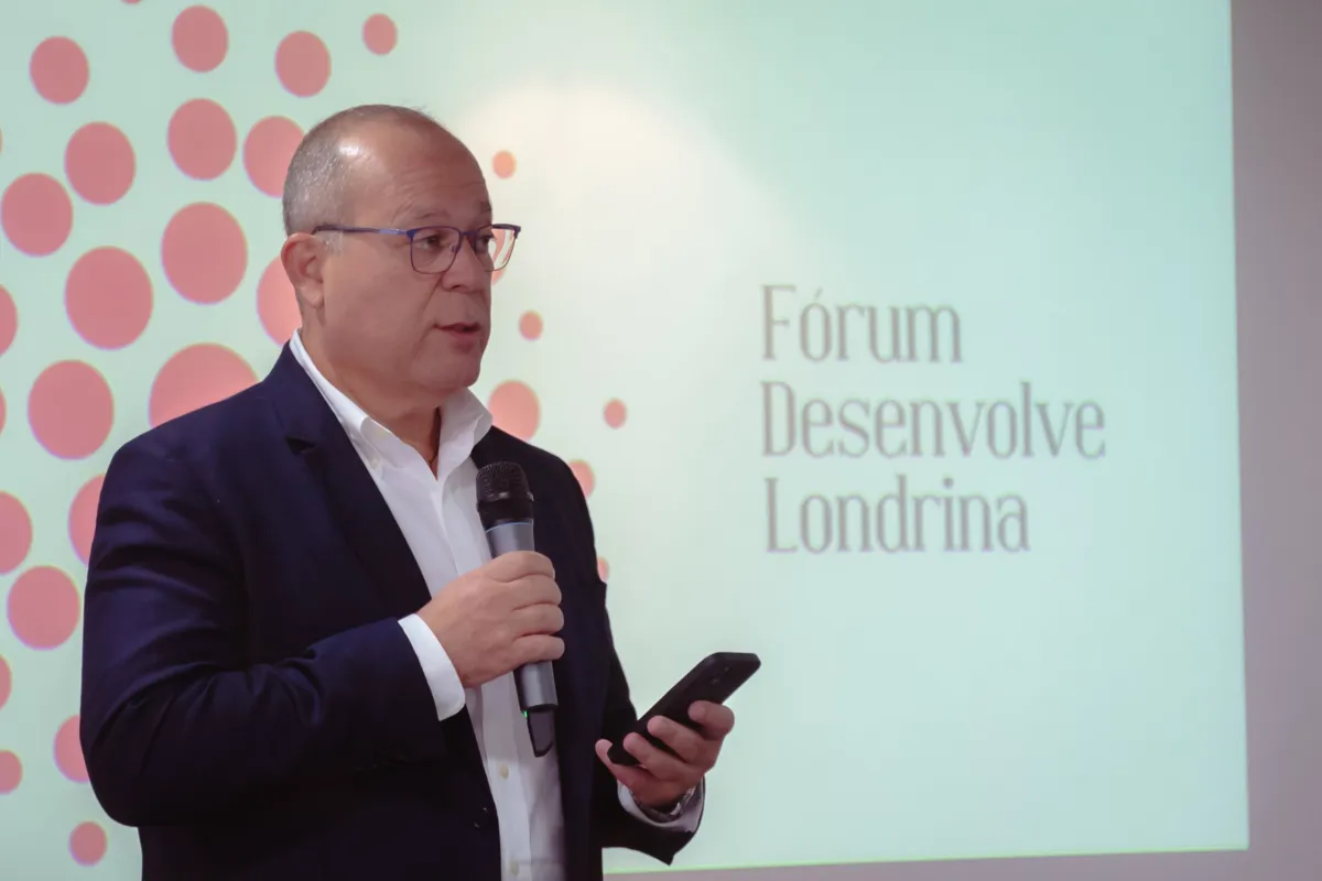 O atual presidente do Fórum, Nicolás Mejia, do Grupo Folha, durante o evento