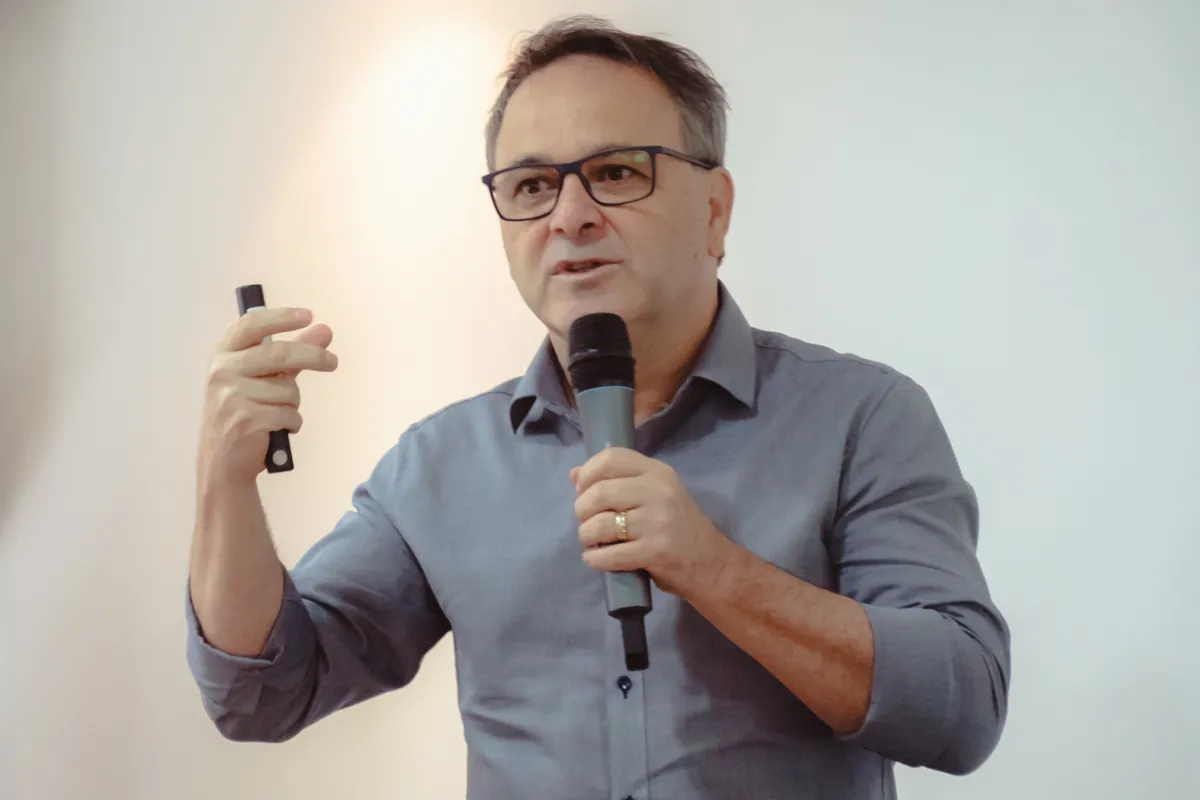 Heverson Feliciano, consultor do Sebrae e membro do Fórum, que apresentou o material aos presentes