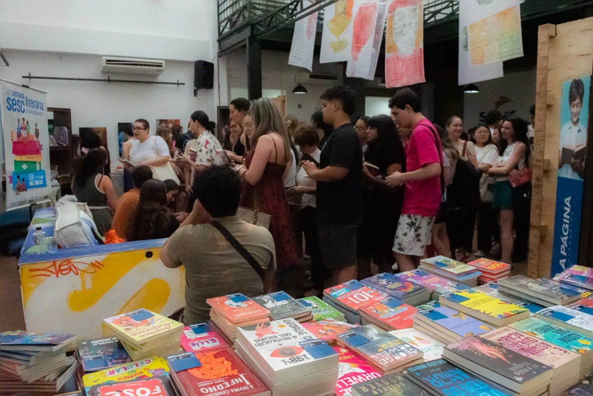 A Feira de Livros do Sesc Cadeião Cultural contou também com as filas de autógrafos dos autores participantes como nesta tarde de sábado (7), quando as autoras Aline Bei e Mariana Salomão Carrara estiveram presentes