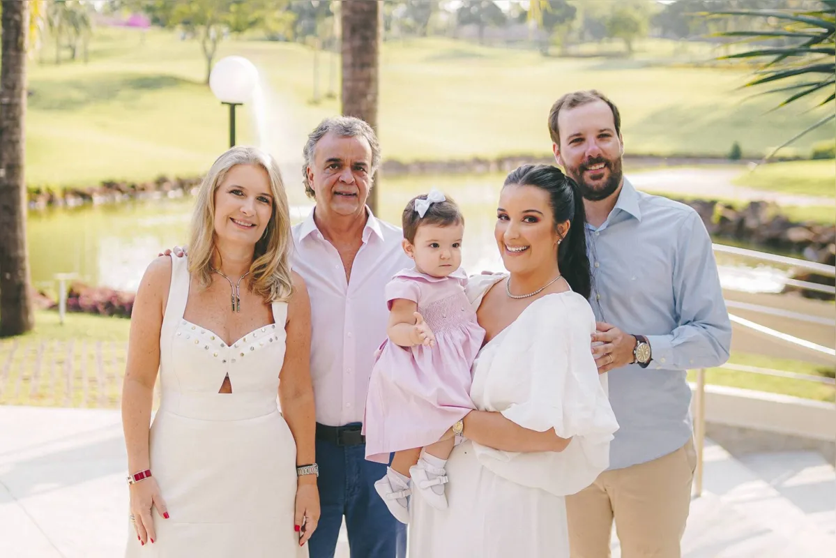 A aniversariante com os pais e os avós, Vivian e Eduardo Pires