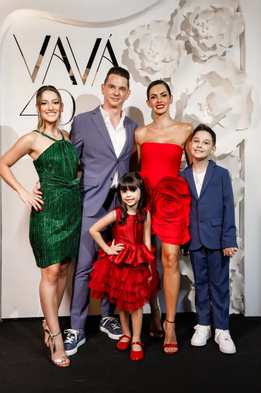 A aniversariante com o marido, Robson Crozatti, e os filhos Gabriela, Lorenzo e Martina