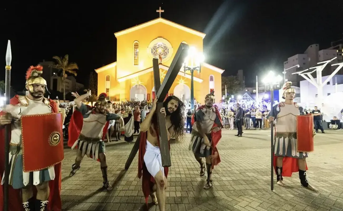 Imagem ilustrativa da imagem Fiéis acompanham encenação da Via Sacra em Pato Branco