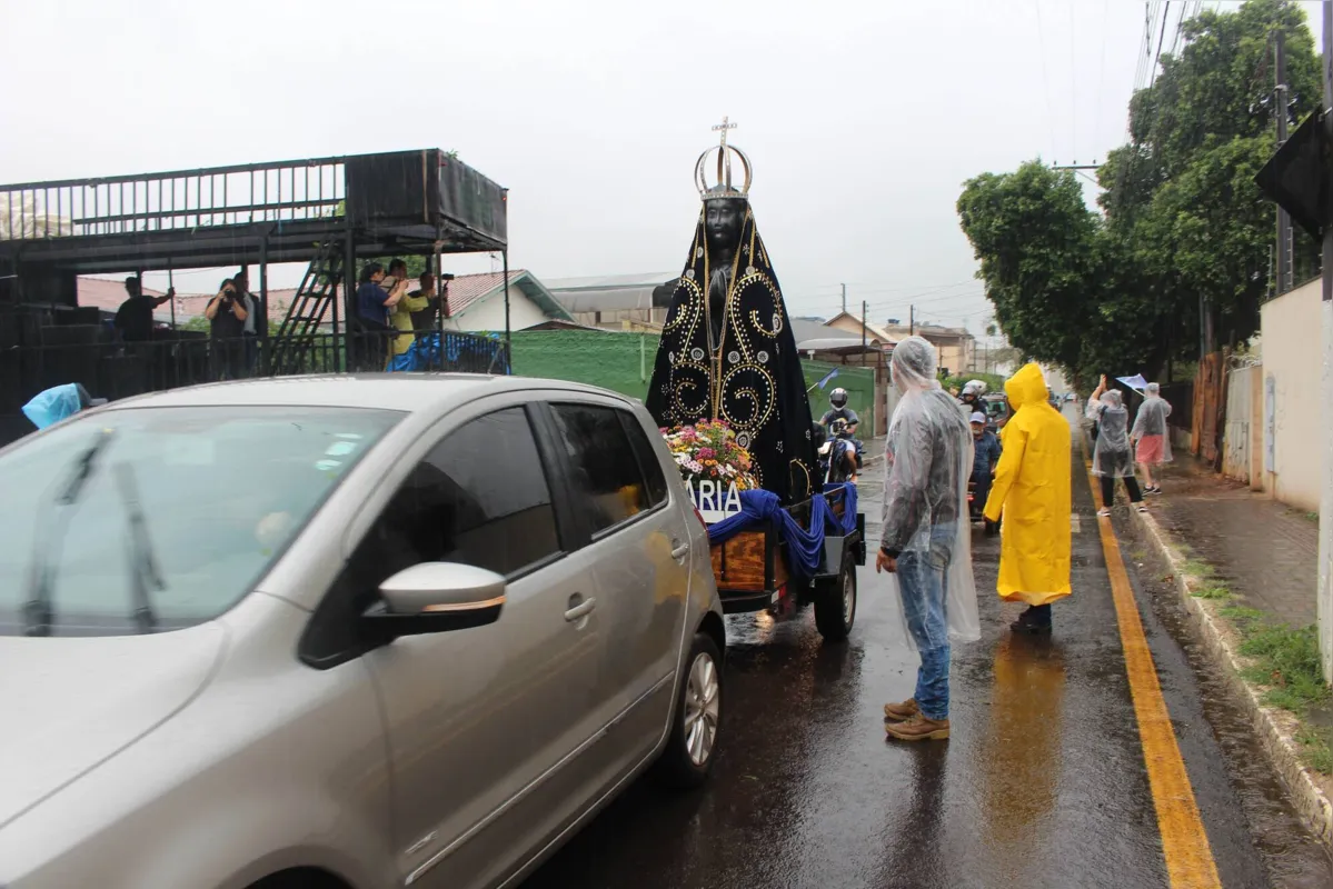 A chuva não afastou os fiéis que foram em carreata para o Santuário de Nossa Senhora Aparecida, na Vila Nova
