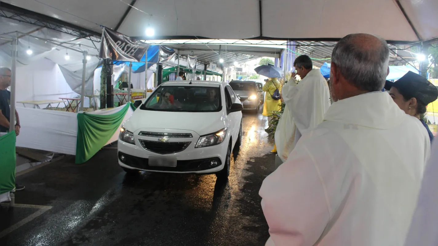 A bênção dos veículos é uma tradição entre os católicos de Londrina