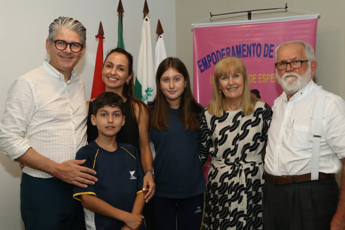 O aniversariante Marcelo Scandelae, com a esposa Jaqueline, os filhos Otávio e Jordana e seus pais Terezinha e Otávio Scandelae
