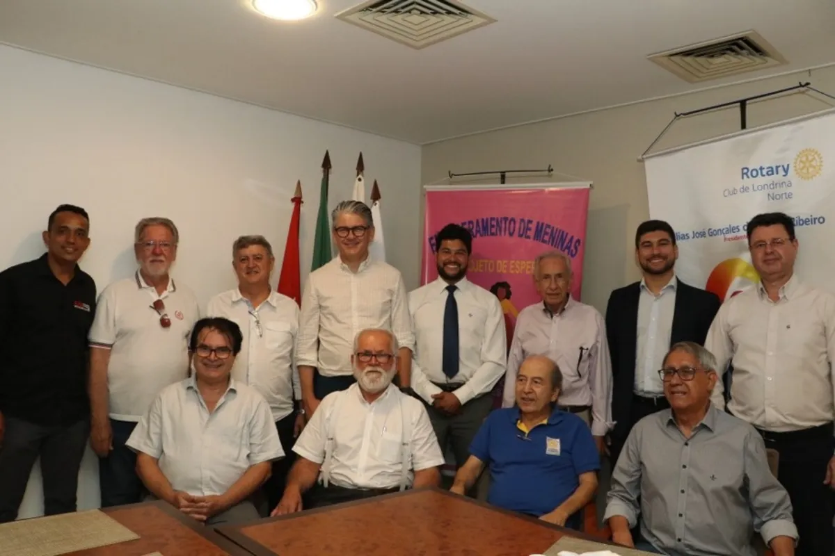 O aniversariante com os companheiros do Rotary Clube Londrina Nordeste. Em pé, Henrique Ribeiro Brito, João Carlos Messias, Wilian Gimenes, Marcelo Scandelae, Isaltino Junior, Nelson Rocha, Célio Nobrega e Cesar Nascimento. Sentados, Deonisio Destro, Otávio Scandelae, Assad Jannani e Laércio Rodrigues de Oliveira