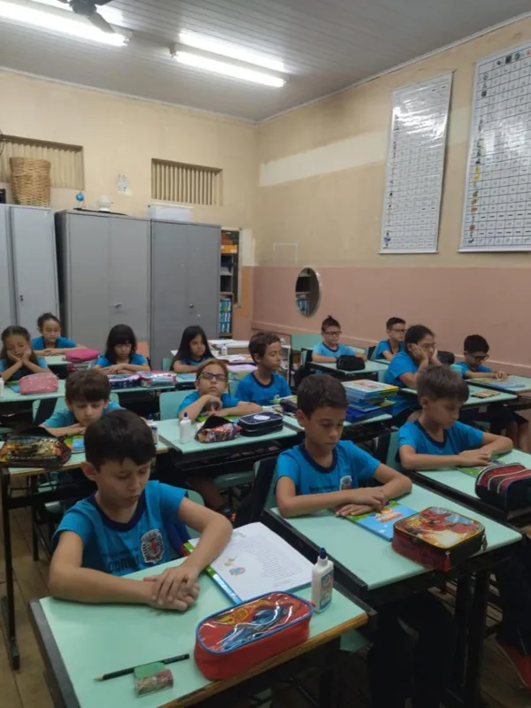 Na Escola Municipal Carlos Dietz, alunos têm exercícios de meditação, uma forma de acalmar a ansiedade , inclusive, pela falta do uso de celulares