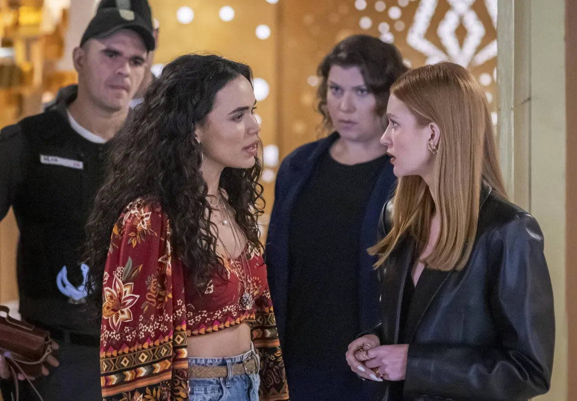 Luna (Giovana Cordeiro) diz a Preciosa (Marina Ruy Barbosa) que ela é sua irmã