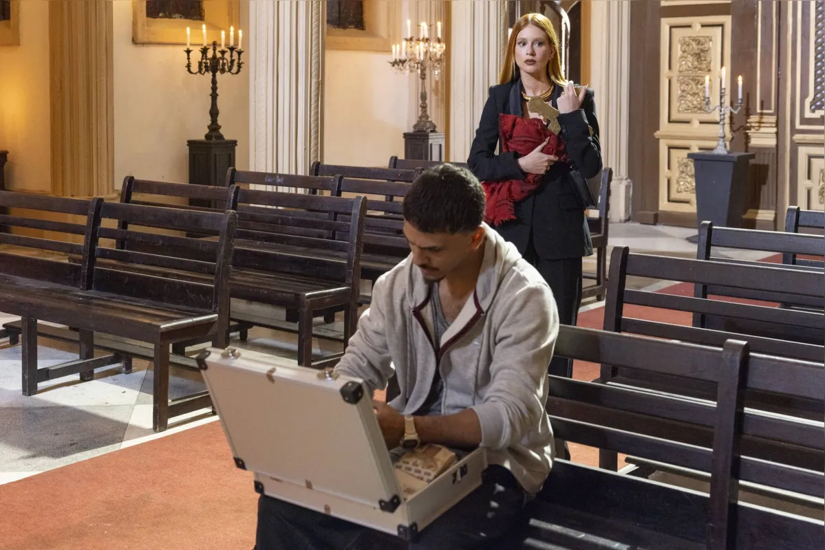 Preciosa (Marina Ruy Barbosa) negocia a cruz com Merreca (Ruan Aguiar)