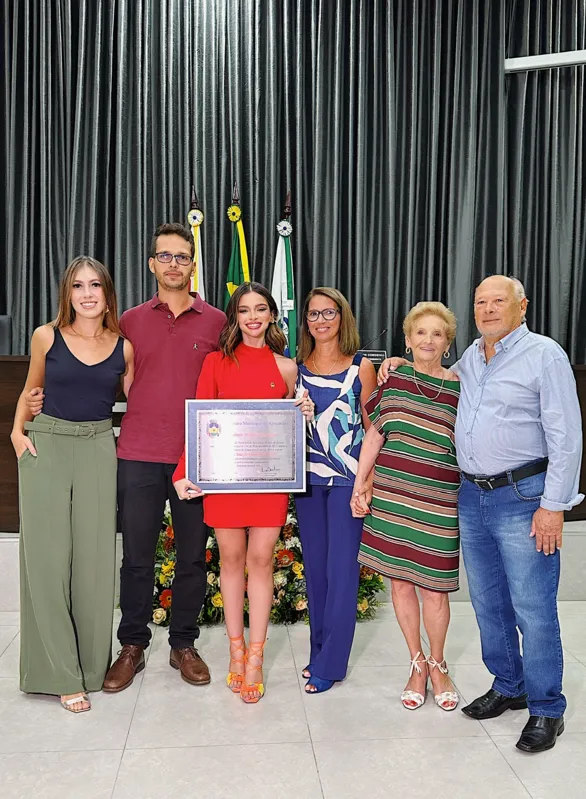 Gabriella em família: com a cunhada, Anelise Manchini, o irmão, Vinícius Mustafá, a mãe, Vanessa Biacchi, e os avós, Maria José Biacchi e Luiz Antônio Biacchi