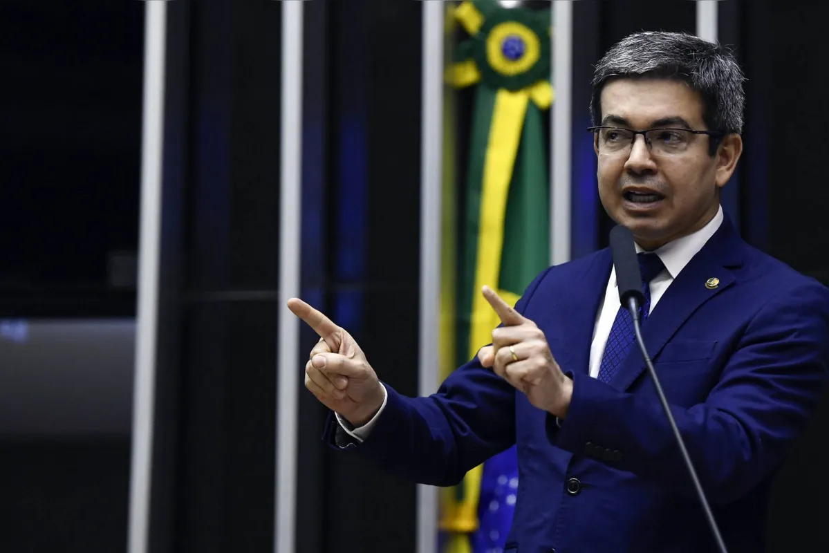 "Vamos negociar ao máximo para que não serem derrubados", afirma líder do governo no Congresso, Randolfe Rodrigues (Rede-AP)