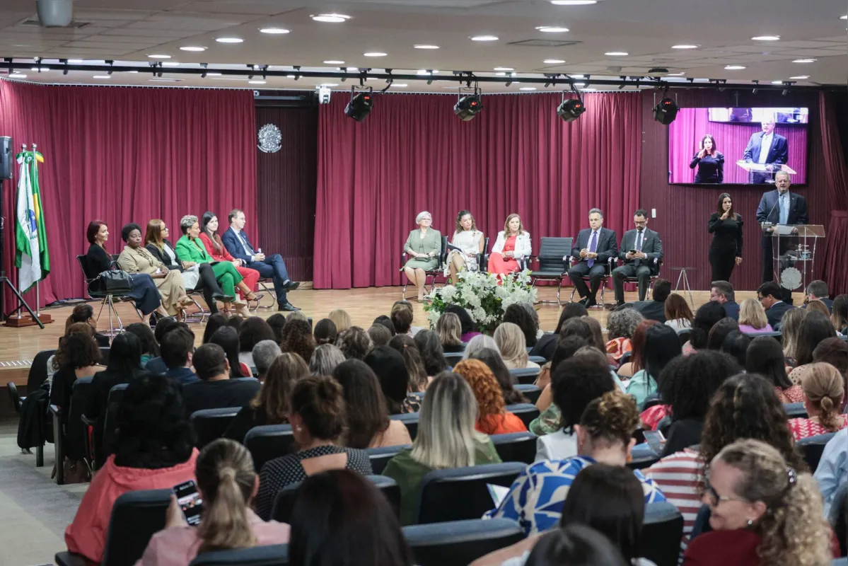 A a ausência de mulheres em posições de liderança não apenas mantém um ciclo de desigualdade e sub-representação, mas também compromete a legitimidade democrática