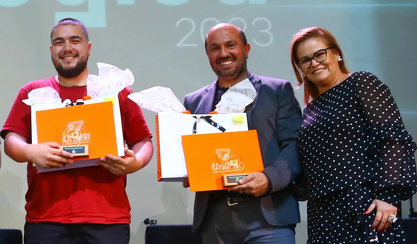 Guilherme Silva (YAZO), Silvio Domingues (COOPER) e Magali Rocco (UniFil)