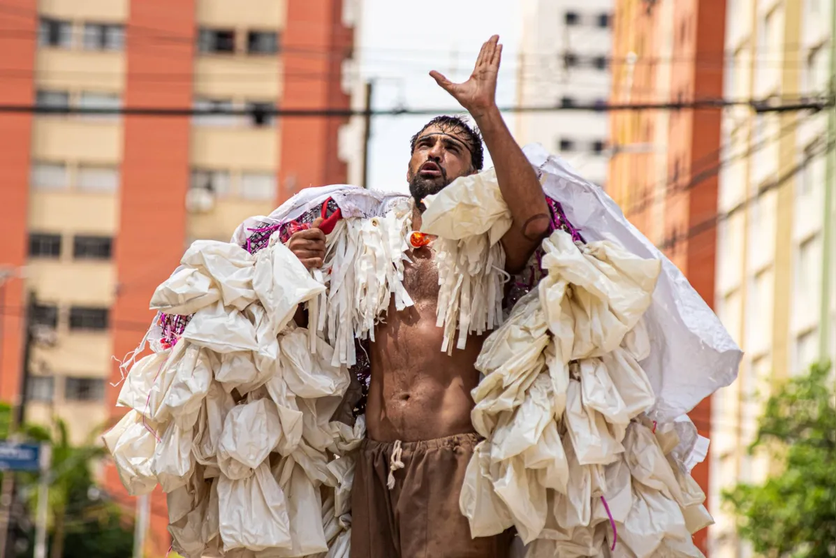 Leno Queria Nascer Flor é um espetáculo de rua interpretado pelo ator Rogério Costa, do Núcleo Ás de Paus