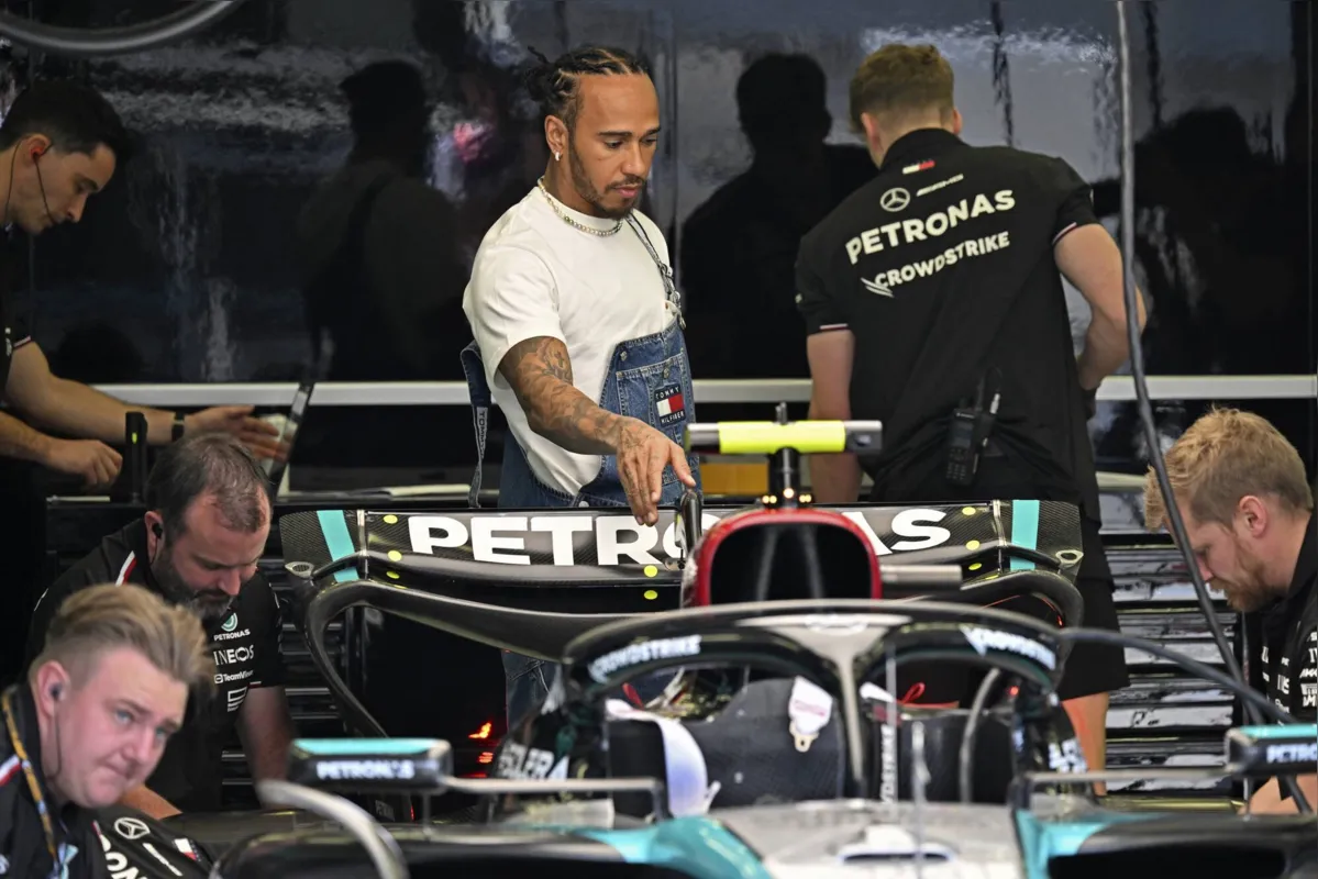 Lewis Hamilton orienta mecânicos da Mercedes: tricampeão inicia bem a temporada da Fórmula 1
