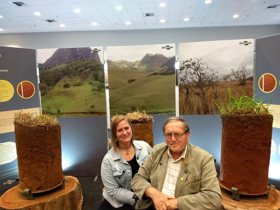 Marie Bartz  e o pai em 2018, no Rio de Janeiro,, no Congresso Mundial de Ciência do Solo, "onde meu pai era o único agricultor (sem grau superior) participando"